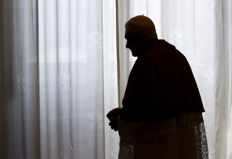 papa Benedicto XVI a contraluz