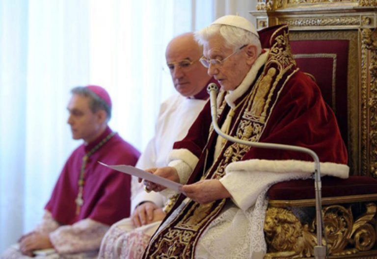 papa Benedicto XVI lee su renuncia dimisión