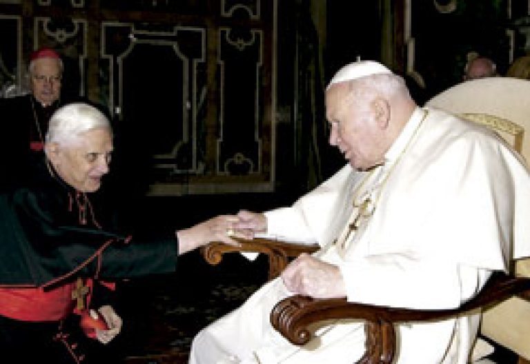 Joseph Ratzinger cardenal con Juan Pablo II