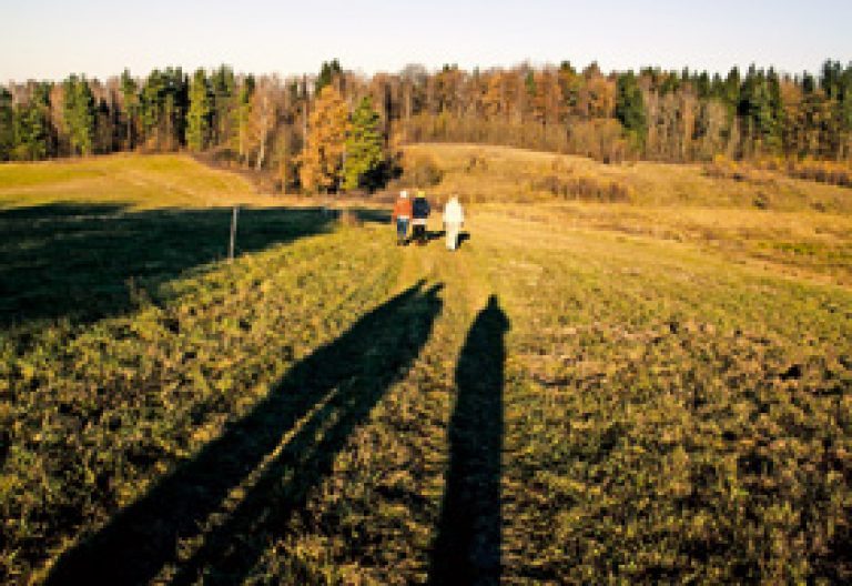 personas paseando por un campo en Polonia