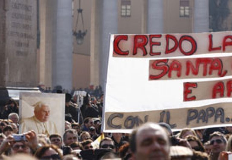 gente fieles plaza de San Pedro con pancartas agradecimiento papa Benedicto XVI