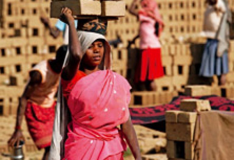 mujer trabajadora en la India en una fábrica de ladrillos