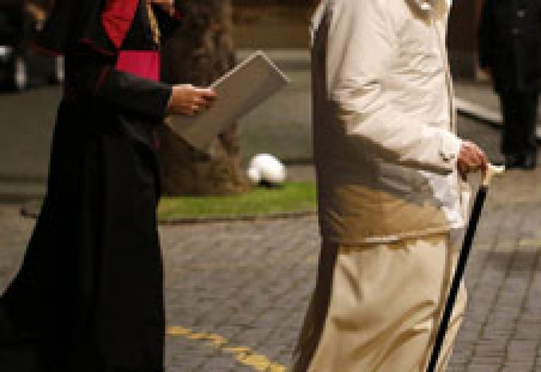papa Benedicto XVI con su secretario Georg Ganswein febrero 2013