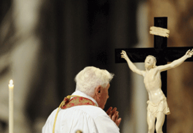 papa Benedicto XVI reza delante de crucifijo