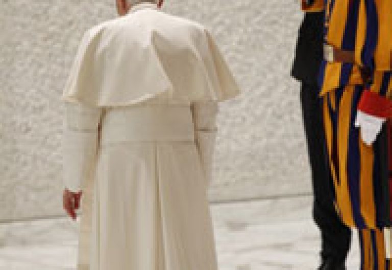 papa Benedicto XVI de espaldas se va renuncia