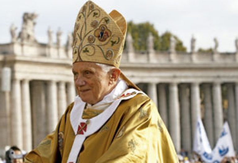 papa Benedicto XVI con mitra
