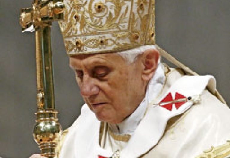 papa Benedicto XVI con mitra y báculo