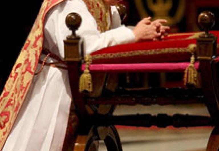 papa Benedicto XVI rezando en un reclinatorio