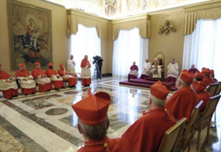 cardenal Sodano se dirige al papa Benedicto XVI después de leer su renuncia