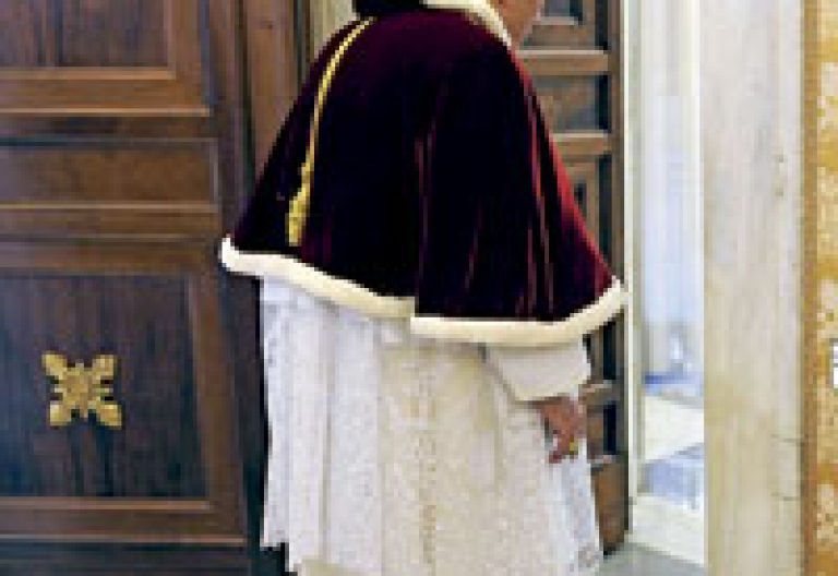 papa Benedicto XVI saliendo por la puerta