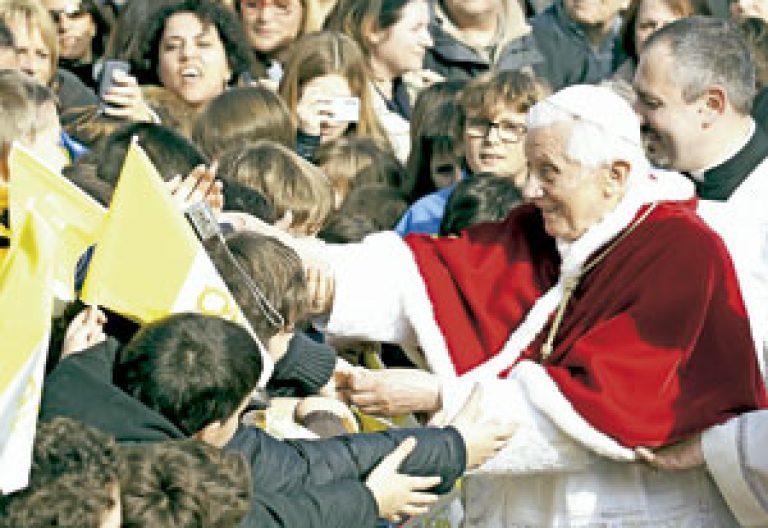 papa Benedicto XVI saluda a los jóvenes