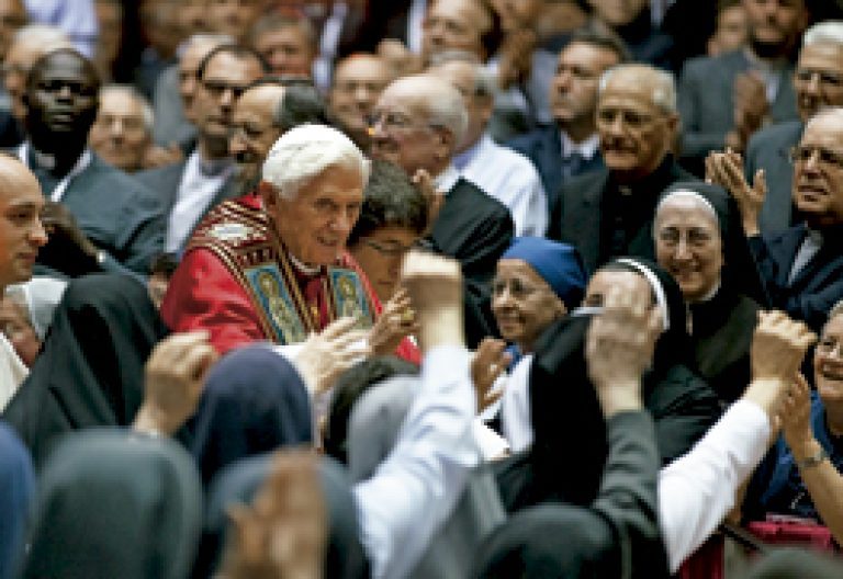 papa Benedicto XVI rodeado de religiosos y religiosas