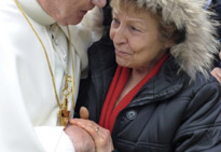 papa Benedicto XVI abraza a mujer víctima terremoto L'Aquila Italia abril 2009