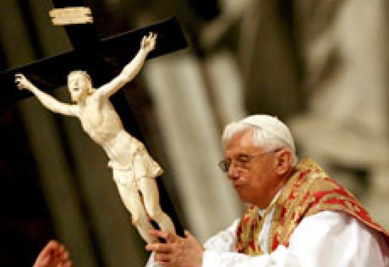 papa Benedicto XVI el Viernes Santo 2008