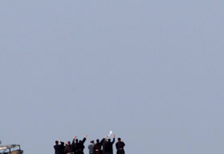 sacerdotes despiden a Benedicto XVI helicóptero salida de Roma 28 febrero 2013