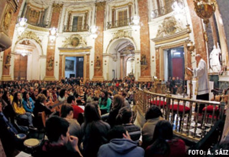 vigilia con los jóvenes en la basílica de los Desamparados de Valencia