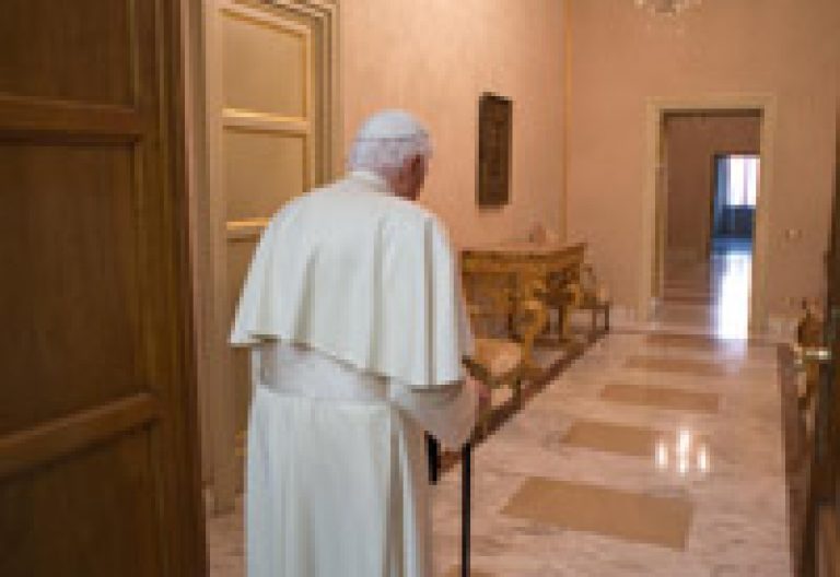 Benedicto XVI papa emérito en Castel Gandolfo