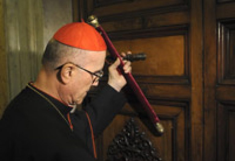 camarlengo Tarcisio Bertone sella apartamentos pontificios en el inicio de la sede vacante