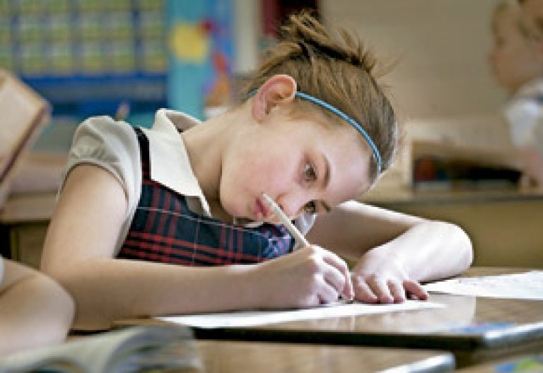 niña estudiante en un colegio católico