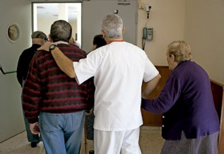 voluntario católico en un hospital con ancianos