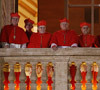 cardenales asomados al balcón con el papa