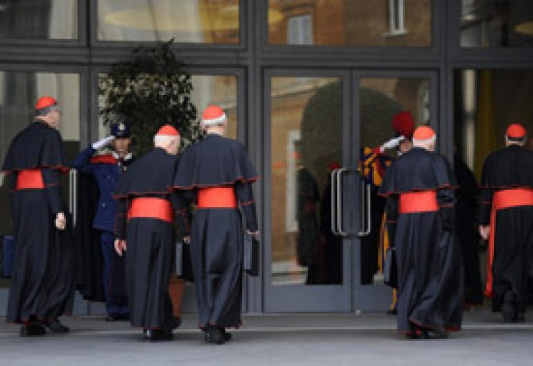 cardenales entrando en el aula sinodal para preparar el cónclave