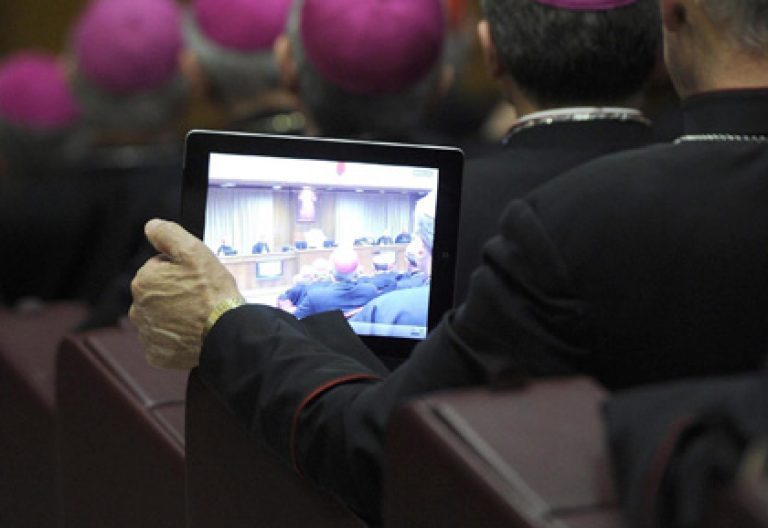 obispo con un iPad