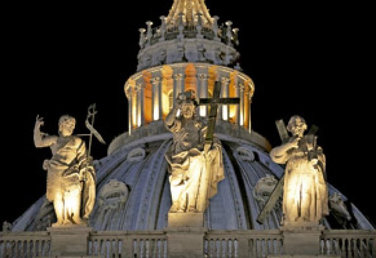 cúpula del vaticano de noche