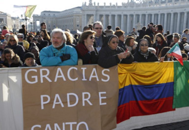 católicos latinoamericanos despiden al papa en Plaza de San Pedro