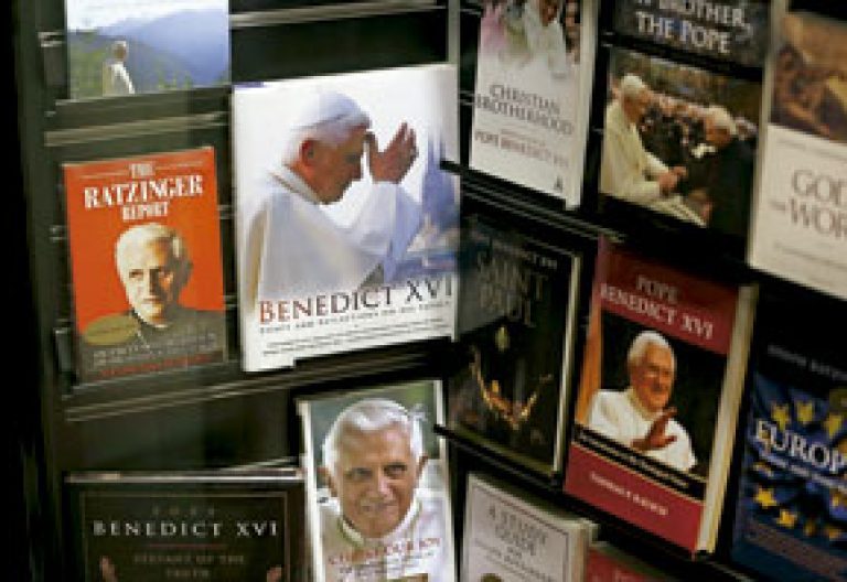 libros del papa Benedicto XVI en una librería estantería