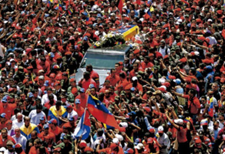 venezolanos en la calle despiden cadáver de Hugo Chávez