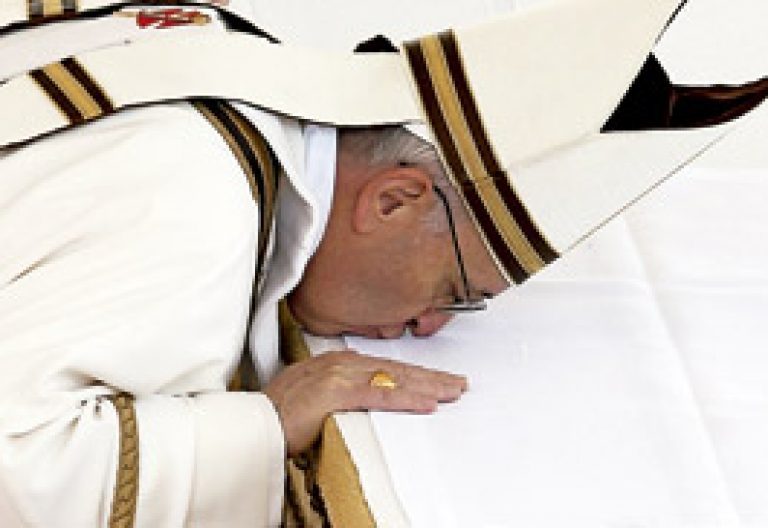 papa Francisco besa el altar