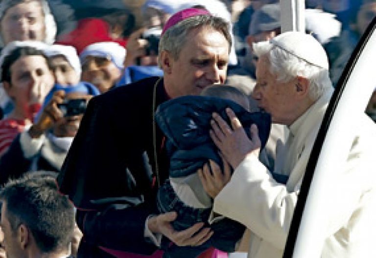 Benedicto XVI besa a un bebé en su última audiencia general miércoles 27 febrero 2013