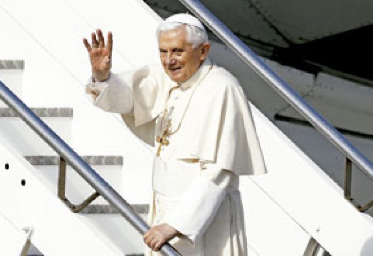 papa Benedicto XVI subiendo escaleras avión