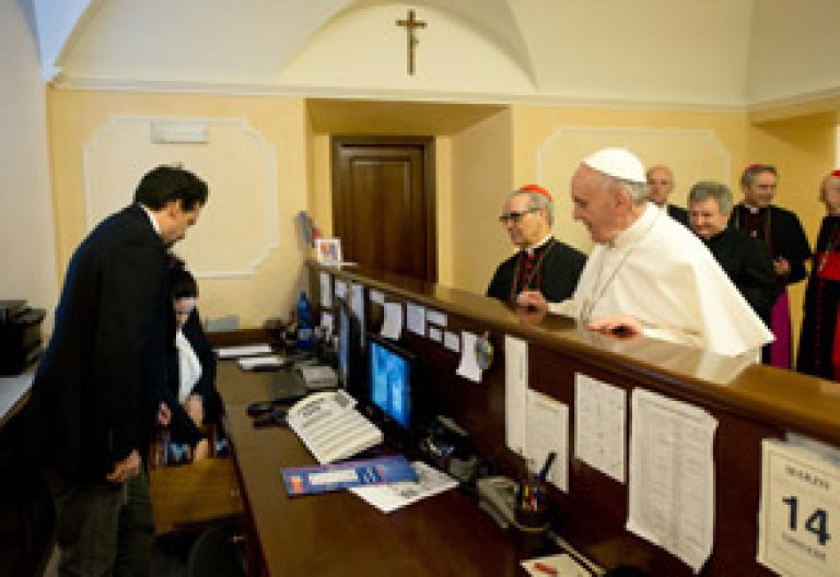 papa Francisco paga cuenta en su residencia