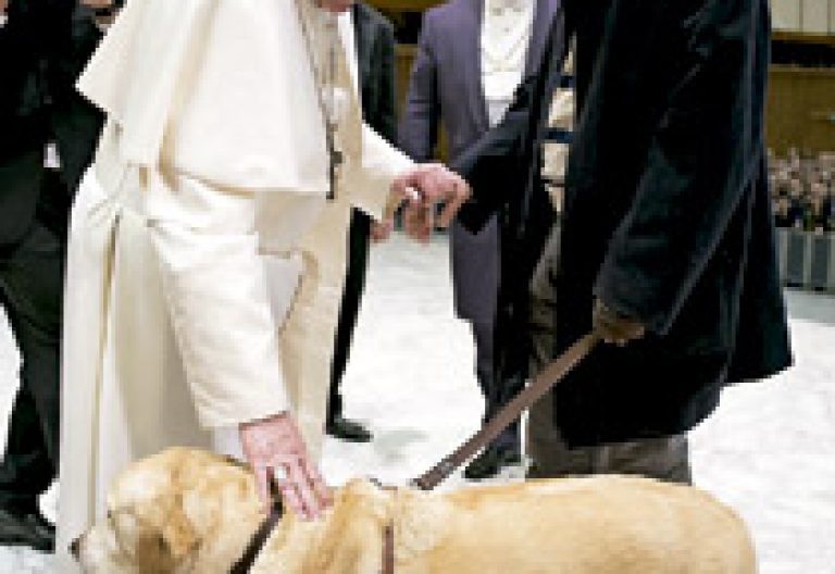 papa Francisco saluda a periodista ciego