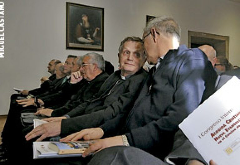 Henri Brincard, obispo de Le Puy-en-Velay Francia en el Congreso sobre el Camino de Santiago