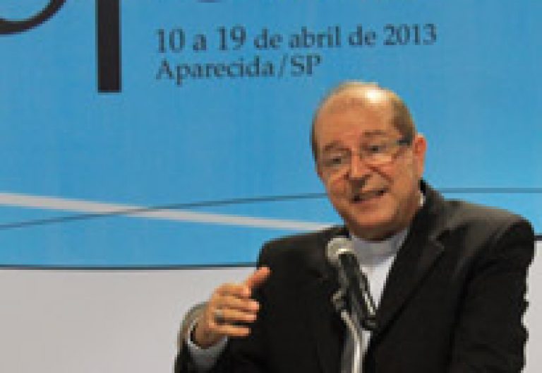 Sergio Castriani, obispo de Brasil, en la 51 Asamblea General del Episcopado abril 2013