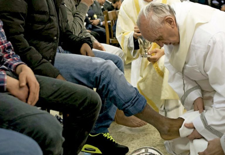 papa Francisco lava los pies a jóvenes en Casal del Marmo Jueves Santo 2013
