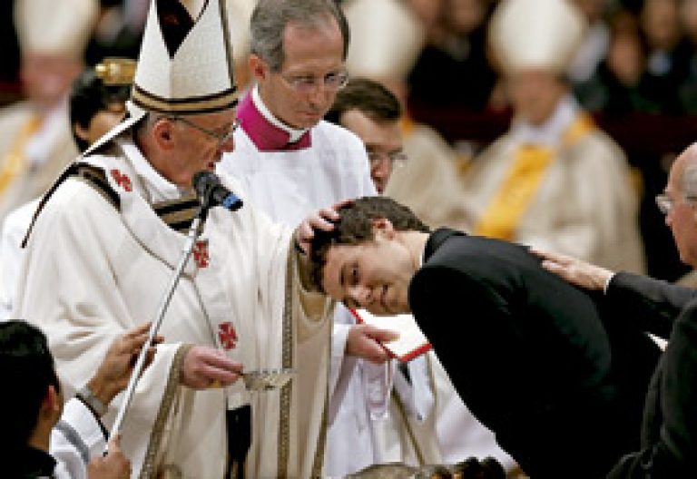 papa Francisco bautiza a un joven en la Vigilia Pascual 2013