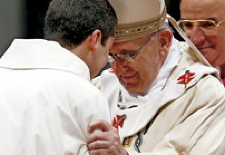 papa Francisco abraza a un sacerdote recién ordenado