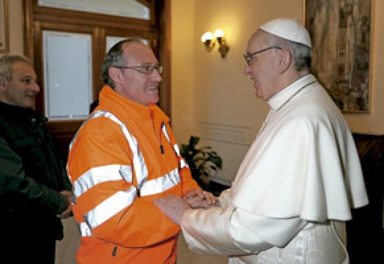 papa saluda a un trabajdor del Vaticano