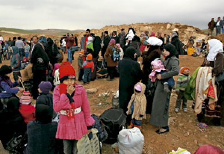 sirios huyen de la guerra como refugiados en Líbano