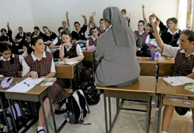 religiosa en el aula en la escuela con grupo de alumnas