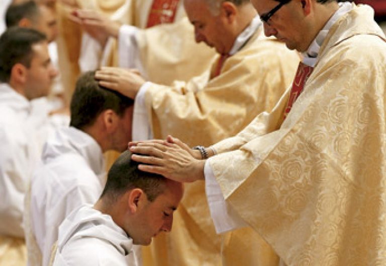 sacerdotes imponen las manos a otros sacerdotes