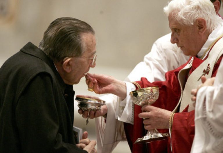 Giulio Andreotti recibe la comunión de papa Benedicto XVI octubre 2006