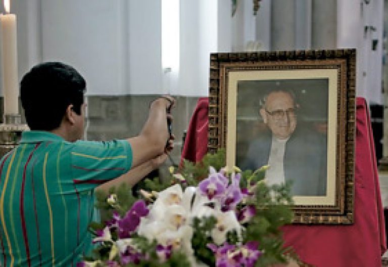 féretro del obispo Juan Gerardi asesinado en Guatemala