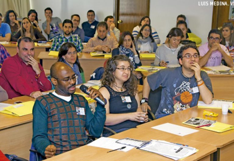 jóvenes participan en el X Encuentro Misionero abril 2013
