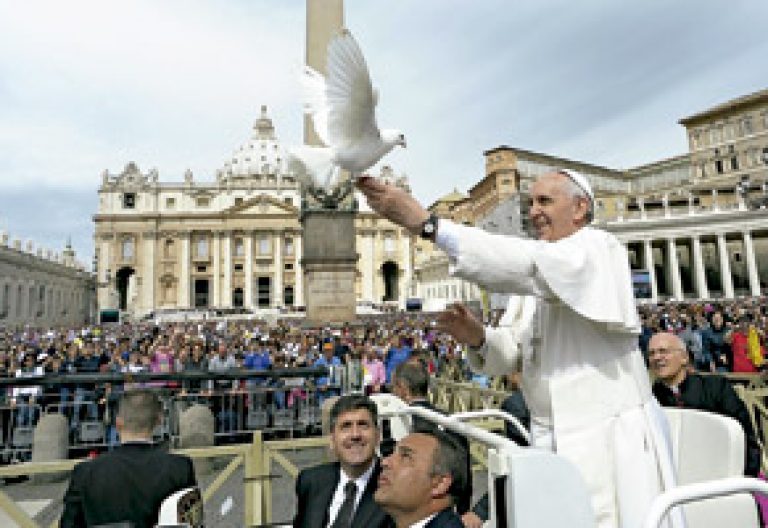 papa Francisco con una paloma durante audiencia