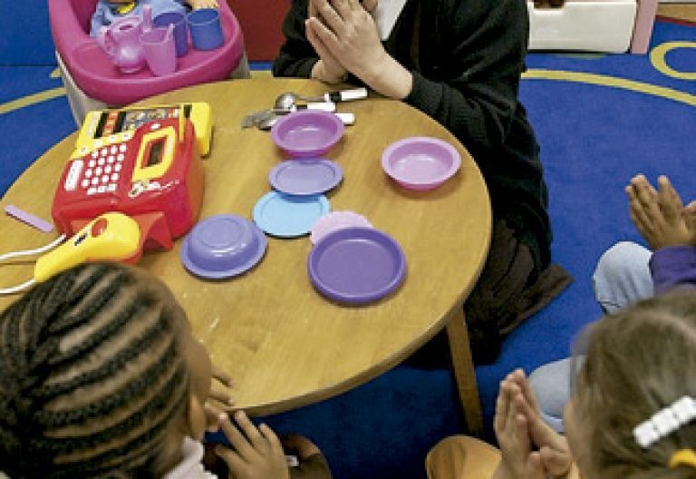 religiosa con hábito juega con niñas pequeñas